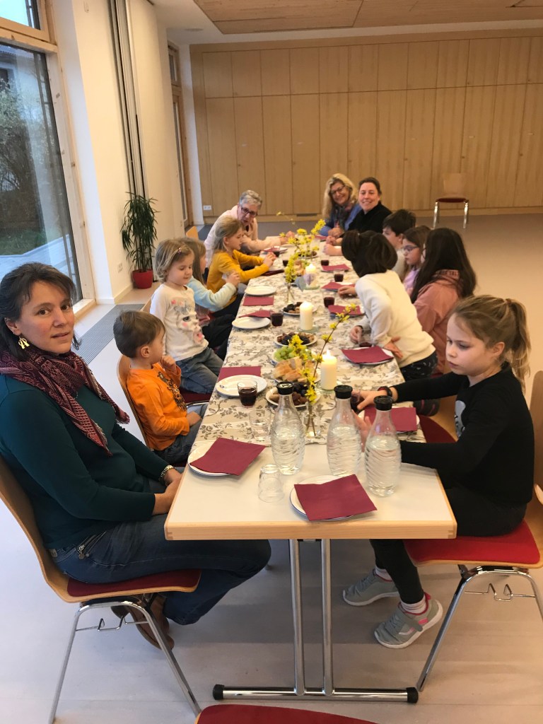 Kinder und Erwachsene beim letzten Bibelentdecker*innen-KiGo vor Corona